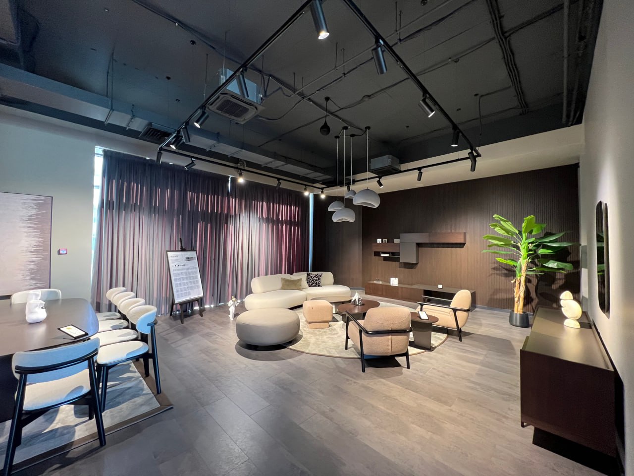 СДАЁТСЯ КОММЕРЧЕСКОЕ ПОМЕЩЕНИЕ НА 1 ЛИНИИ