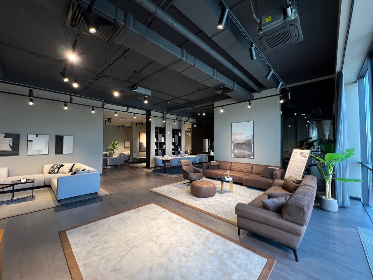 СДАЁТСЯ КОММЕРЧЕСКОЕ ПОМЕЩЕНИЕ НА 1 ЛИНИИ