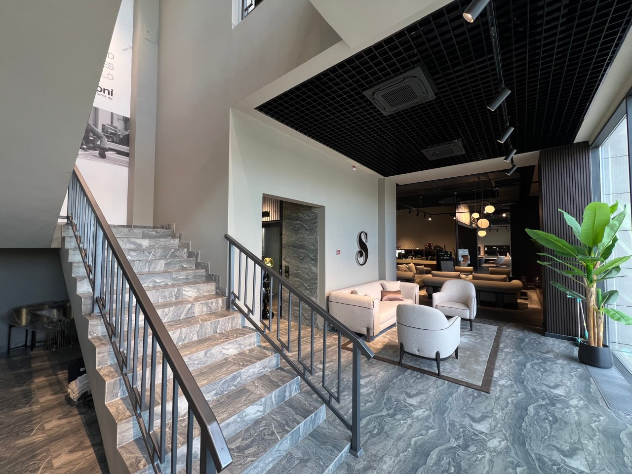 СДАЁТСЯ КОММЕРЧЕСКОЕ ПОМЕЩЕНИЕ НА 1 ЛИНИИ