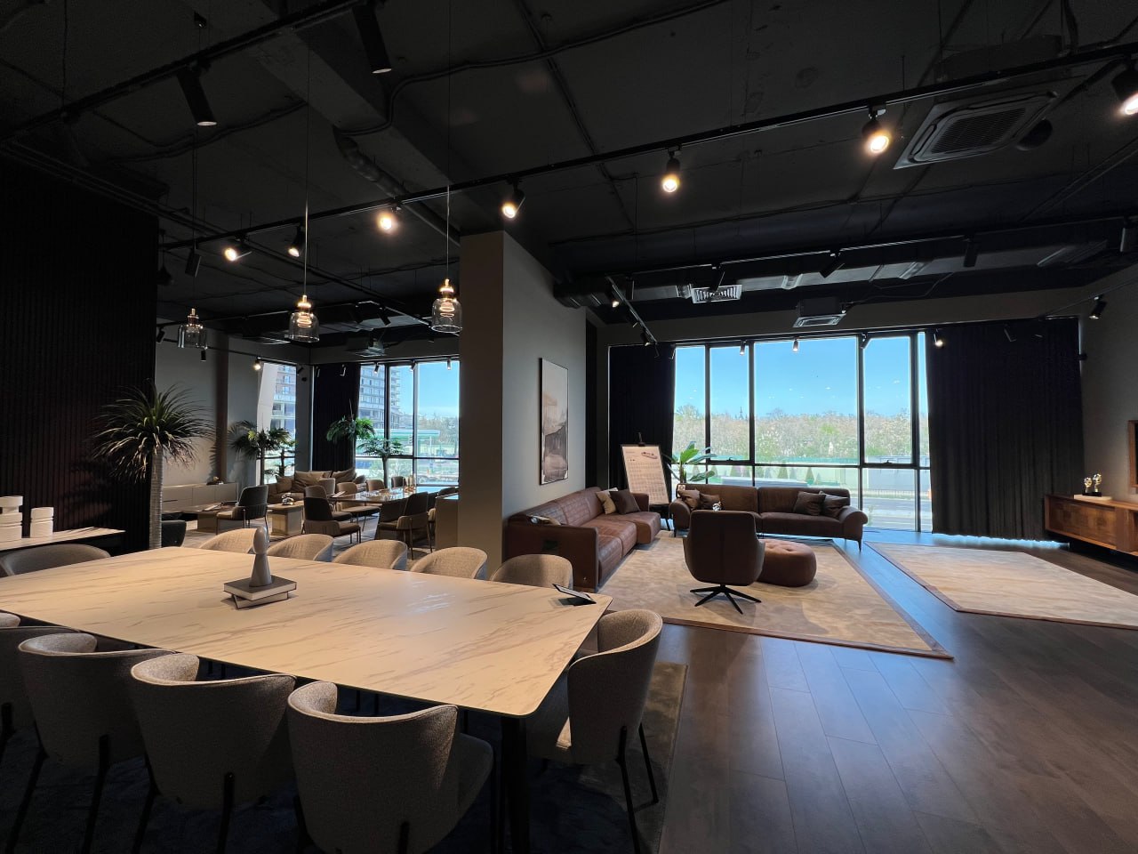 СДАЁТСЯ КОММЕРЧЕСКОЕ ПОМЕЩЕНИЕ НА 1 ЛИНИИ