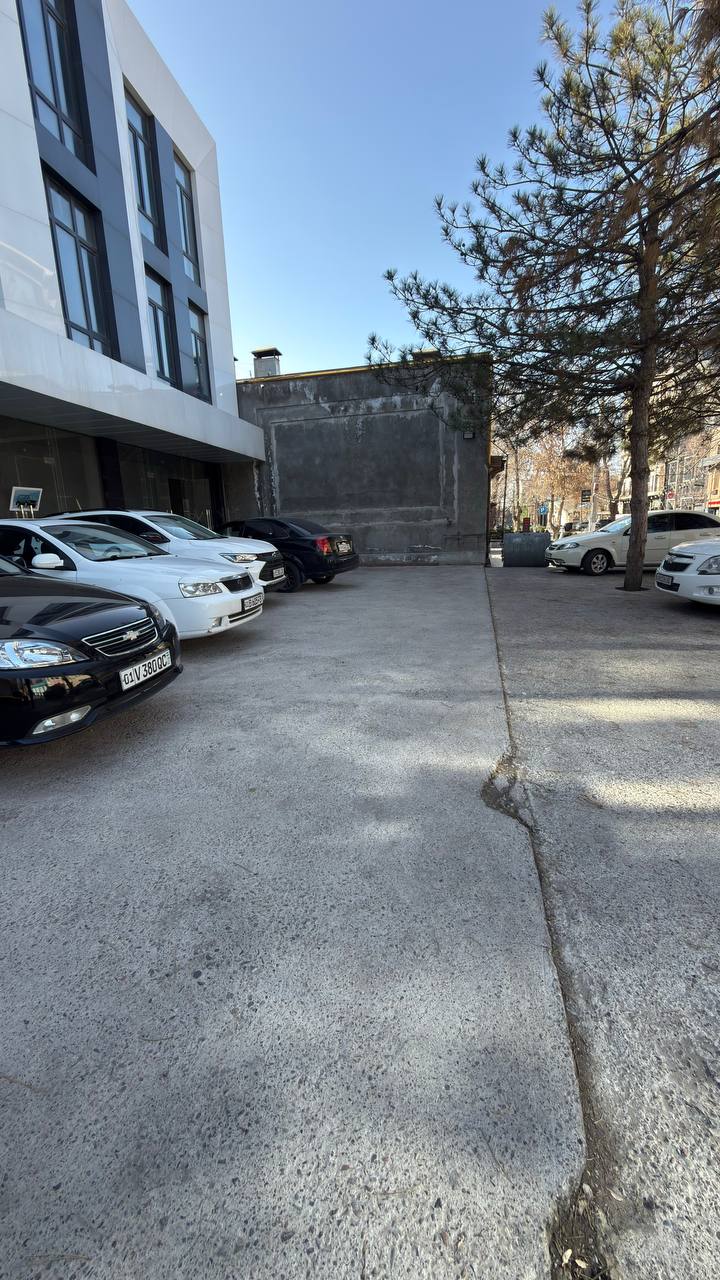 Jiguli bar yonida alohida turuvchi bino ijaraga beriladi