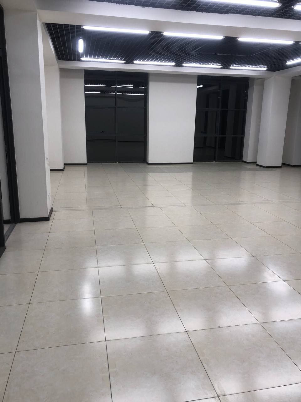 Building for rent on the 1st line, Muqimiy