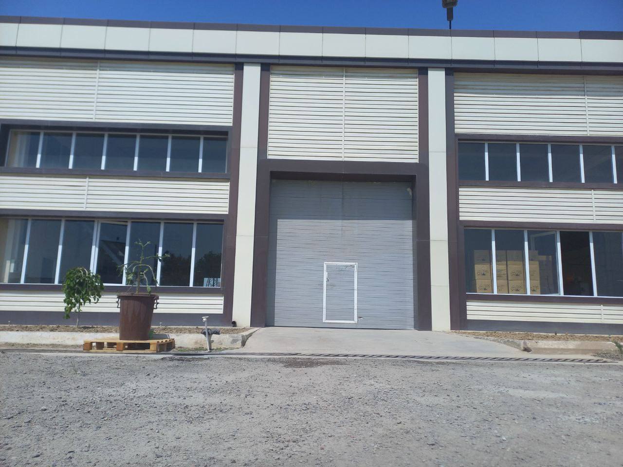 Продаётся производственно-складская база с приватизированным земельным участком в Бектемирском районе Ташкента