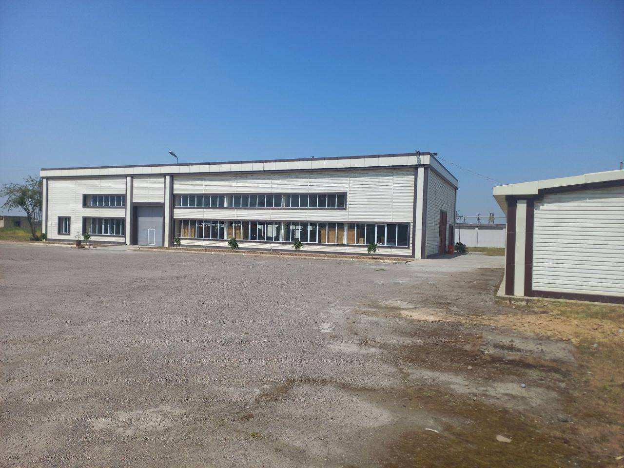 Продаётся производственно-складская база с приватизированным земельным участком в Бектемирском районе Ташкента