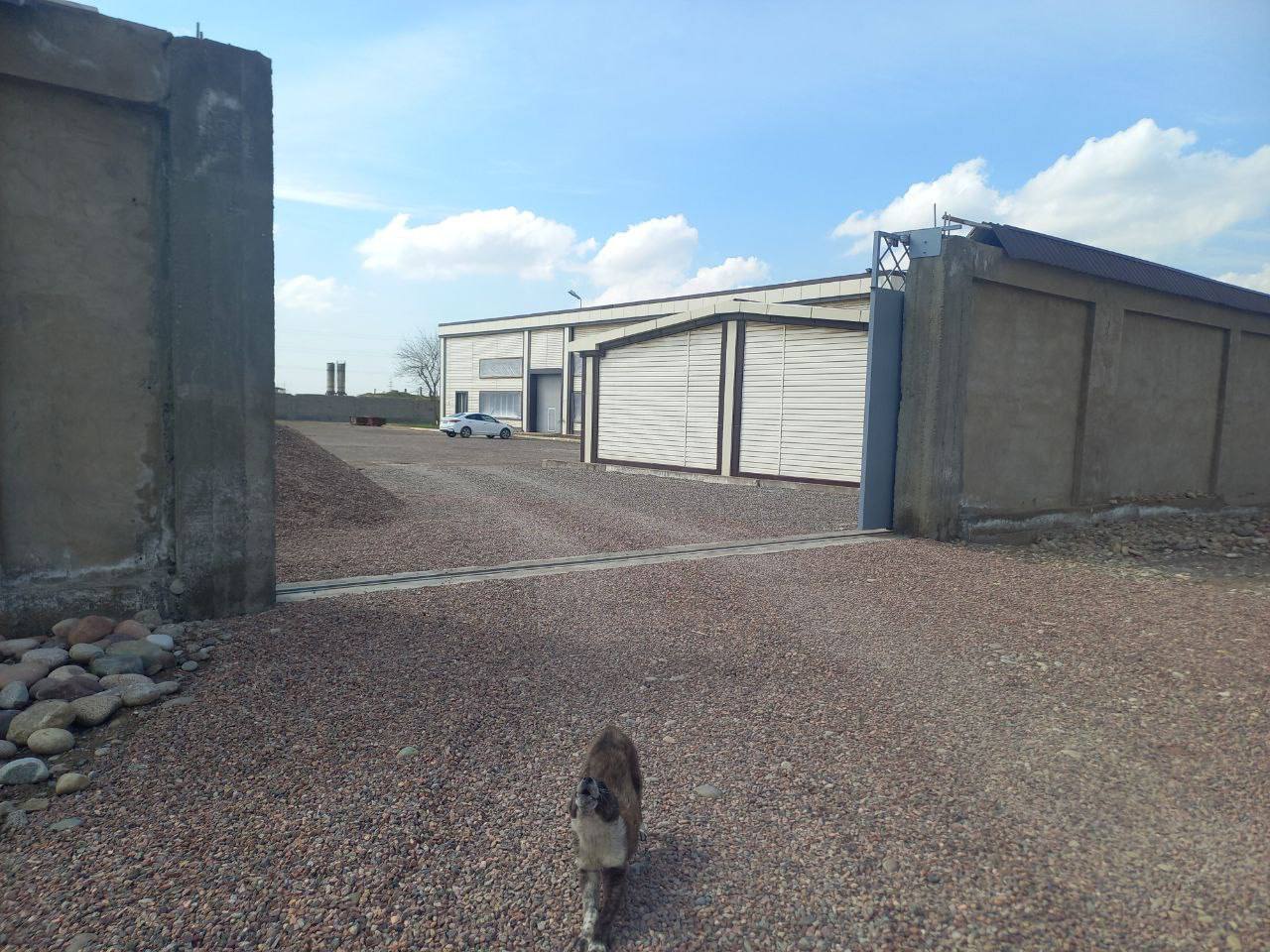 Продаётся производственно-складская база с приватизированным земельным участком в Бектемирском районе Ташкента