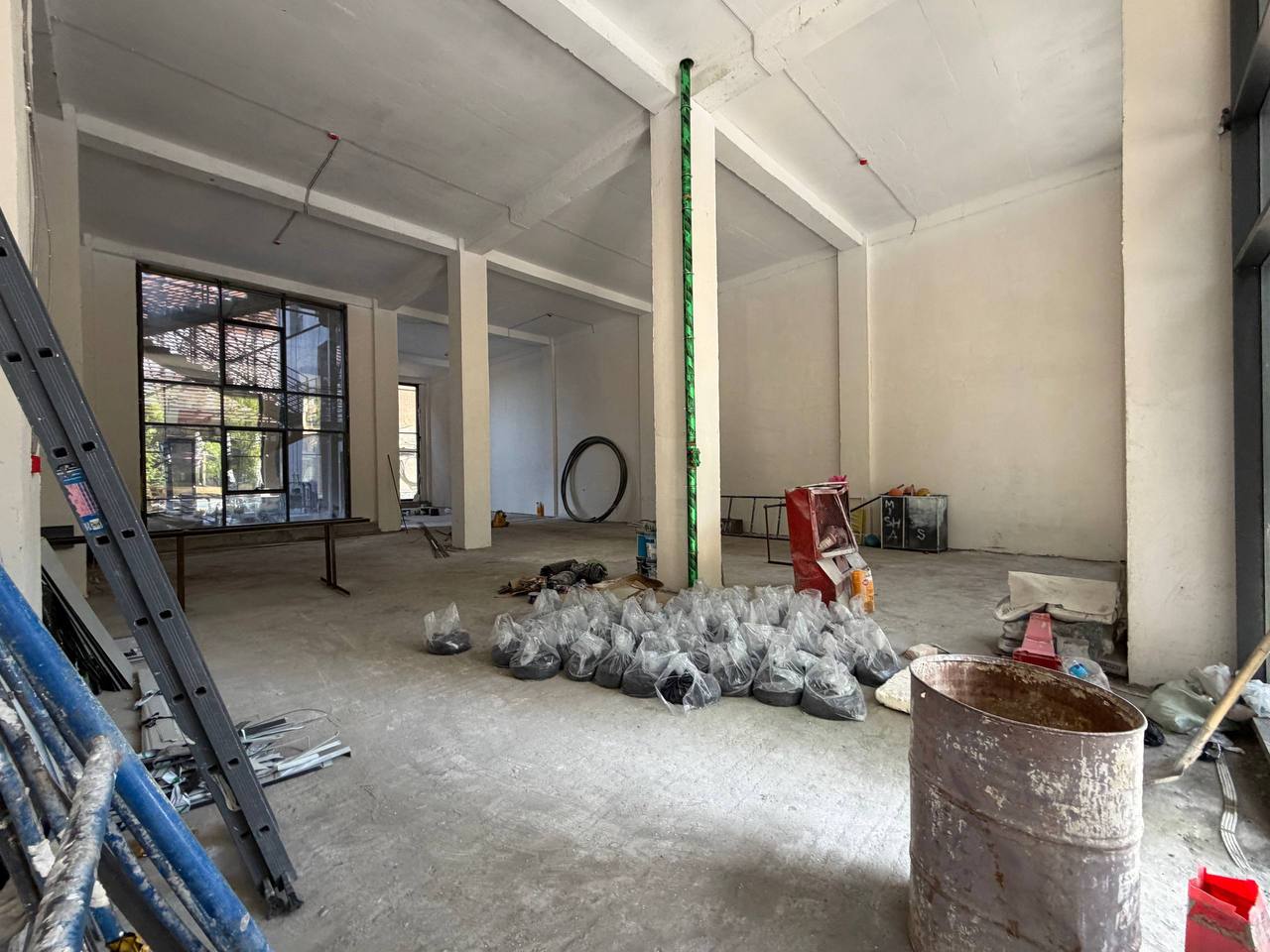 Сдаётся коммерческое помещение на первой линии Сайрам