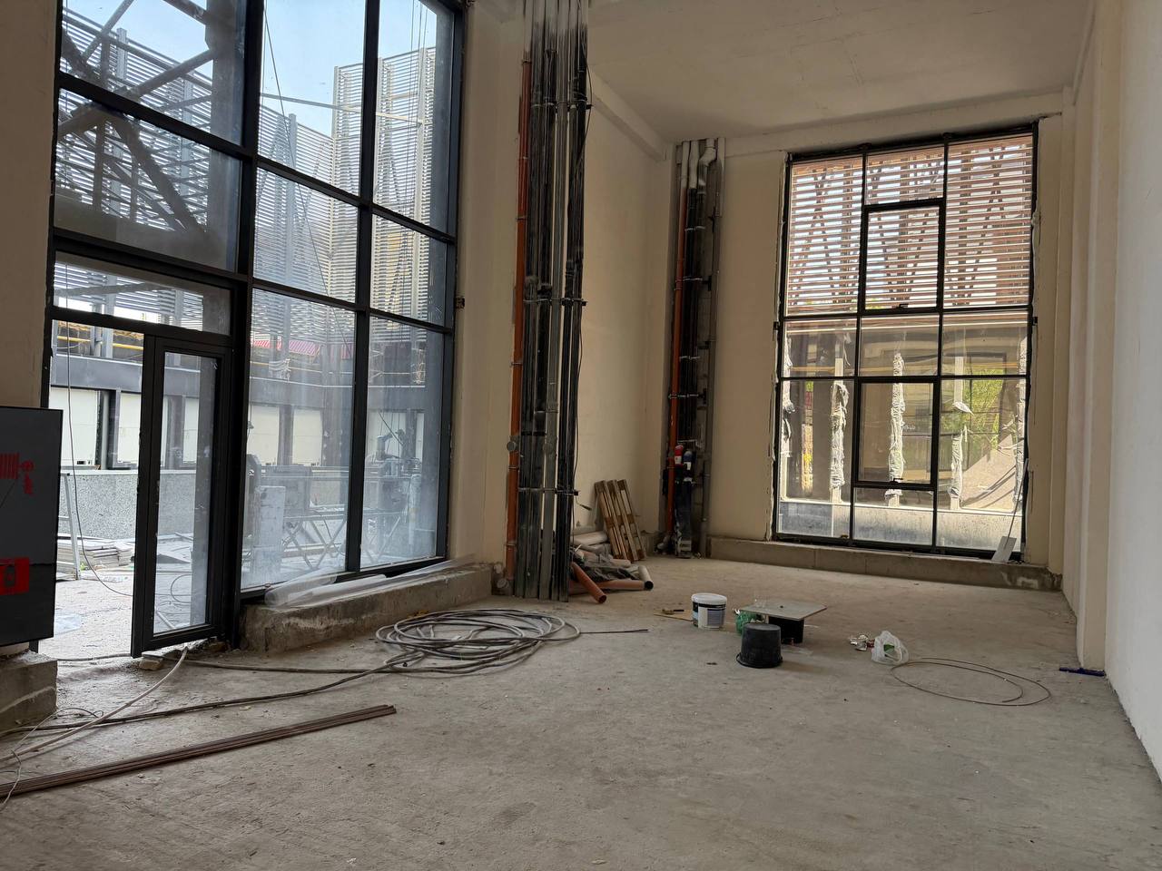 Сдаётся коммерческое помещение на первой линии Сайрам