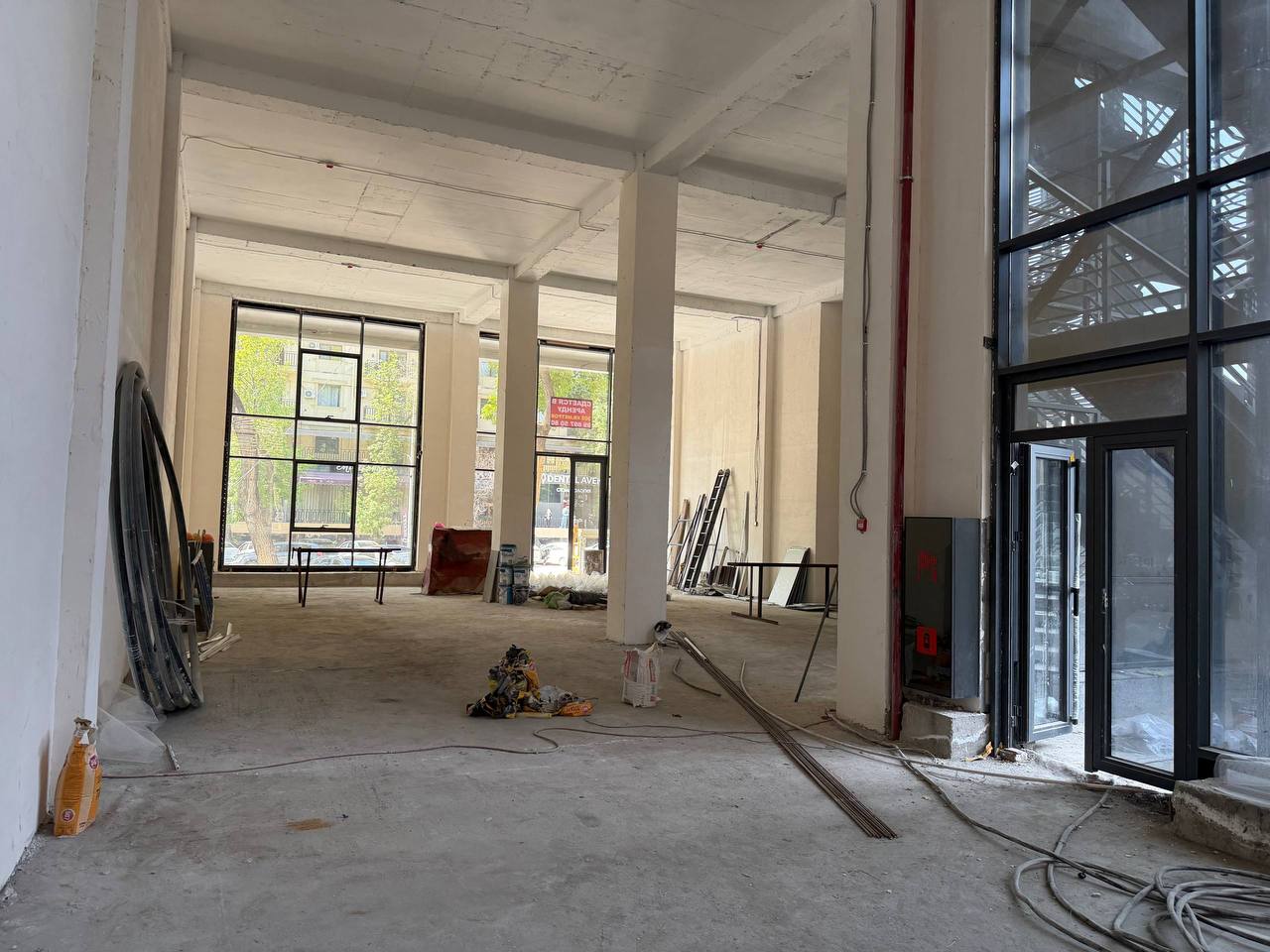 Сдаётся коммерческое помещение на первой линии Сайрам