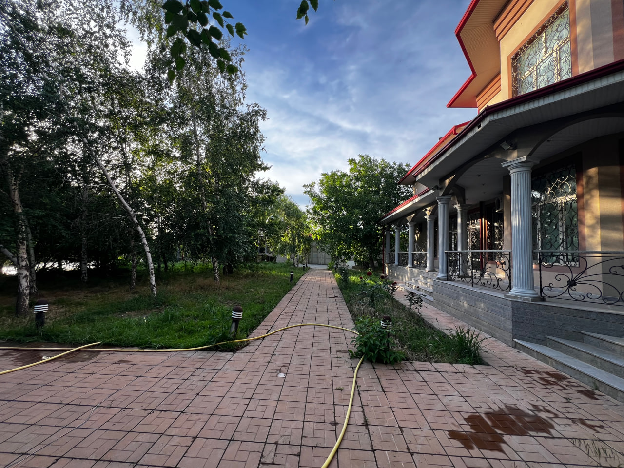 Шикарный особняк вдоль набережной в Кибраи