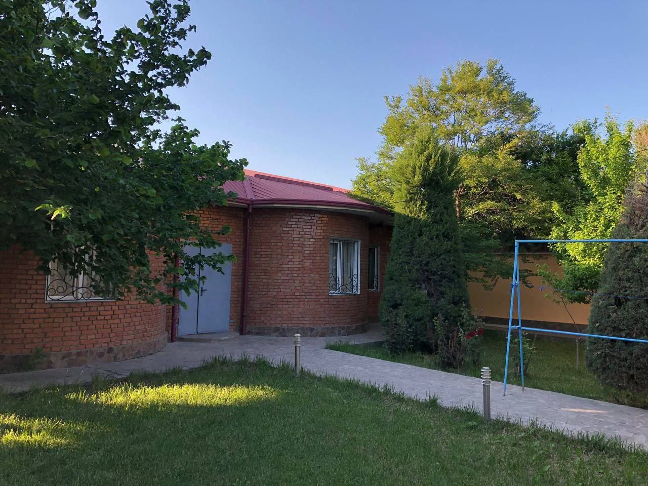 Дача в Чирчике 8 соток 6 комнат. бассейн, сауна, летняя кухня