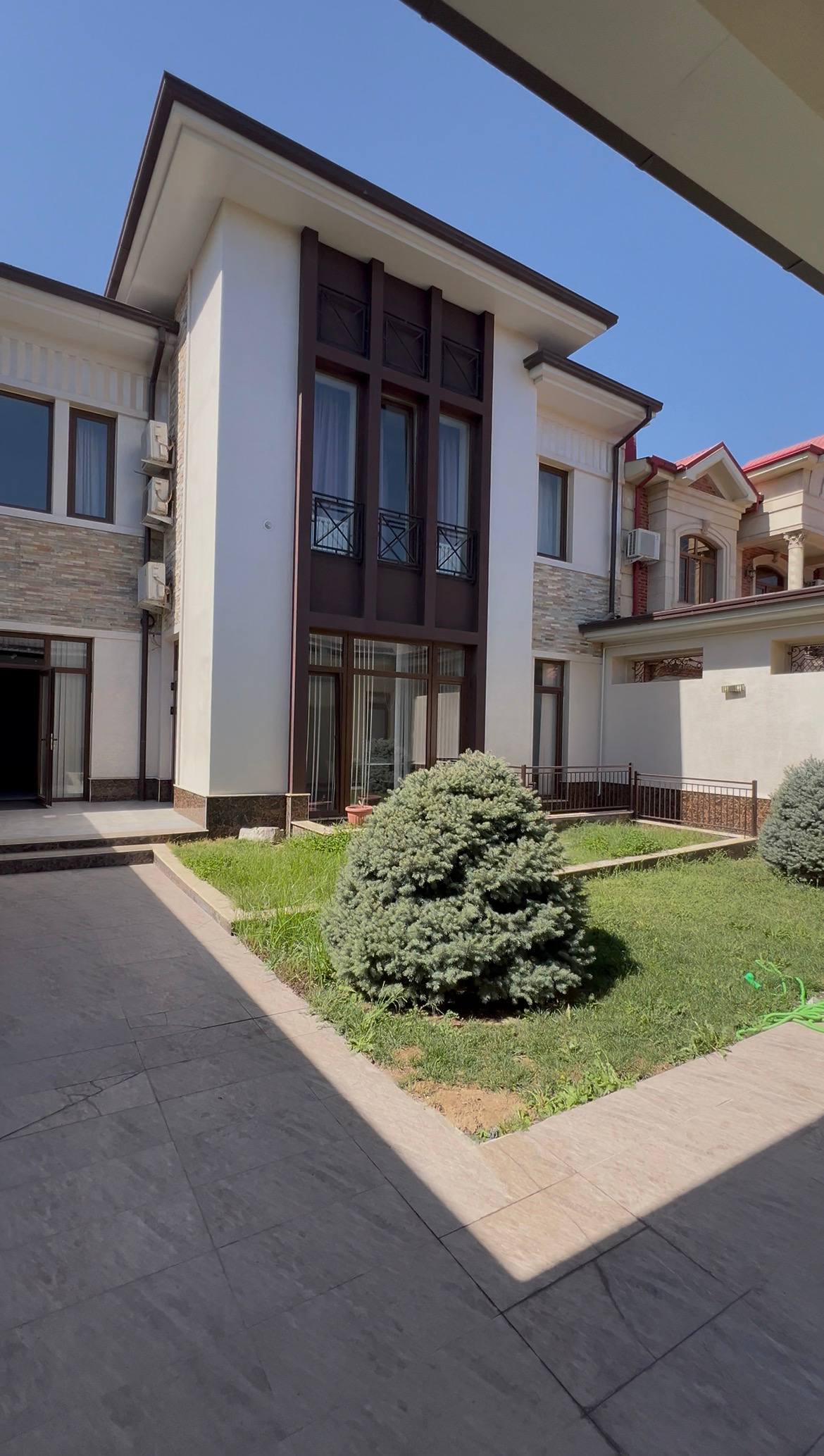 Evrodom s basseynom i saunoy na Khirmontepa — byvshaya ulitsa Nikitina