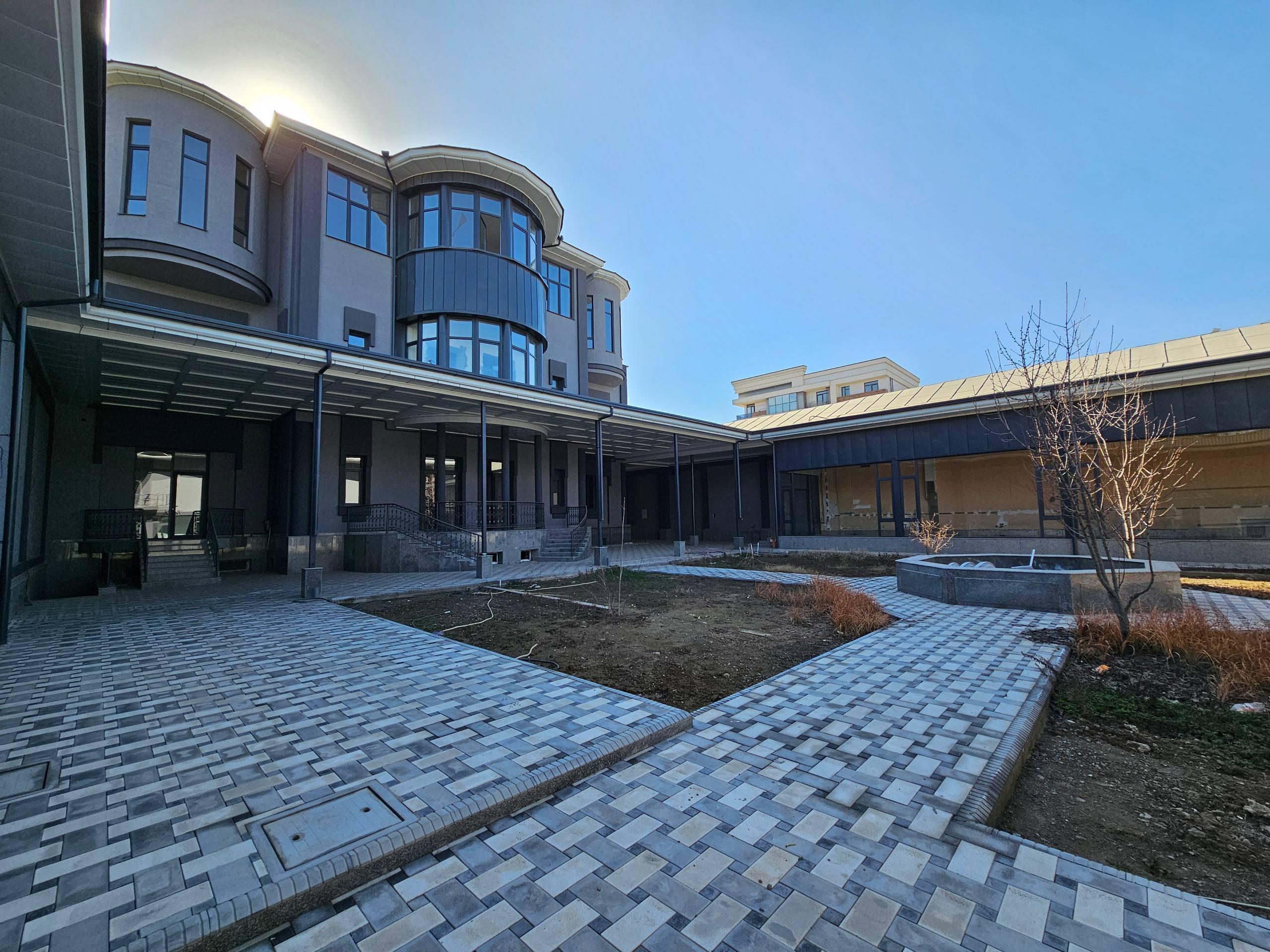 Коммерческая недвижимость в Алмазарском р-н 19 соток с застройкой 2300 м²