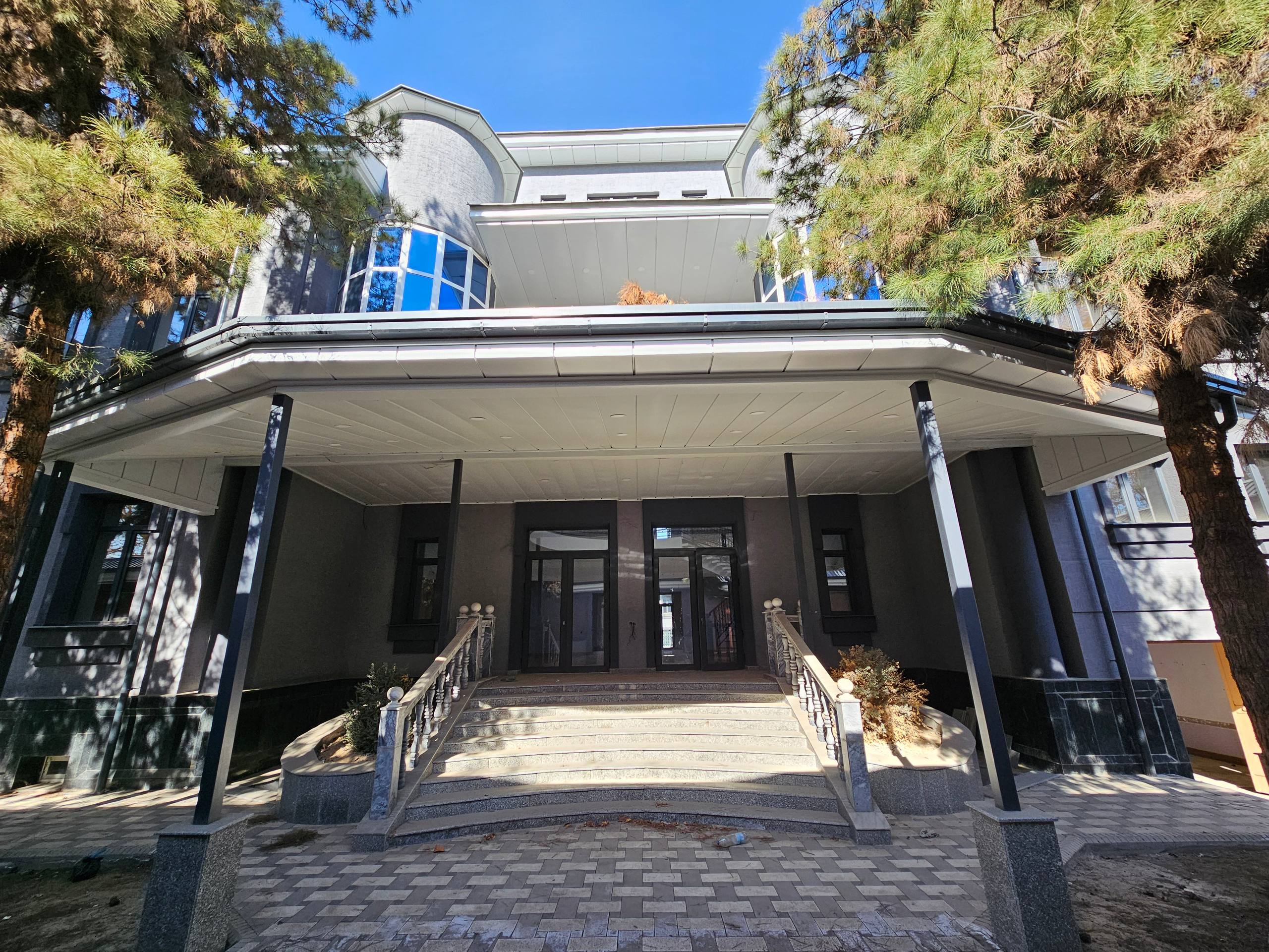 Коммерческая недвижимость в Алмазарском р-н 19 соток с застройкой 2300 м²