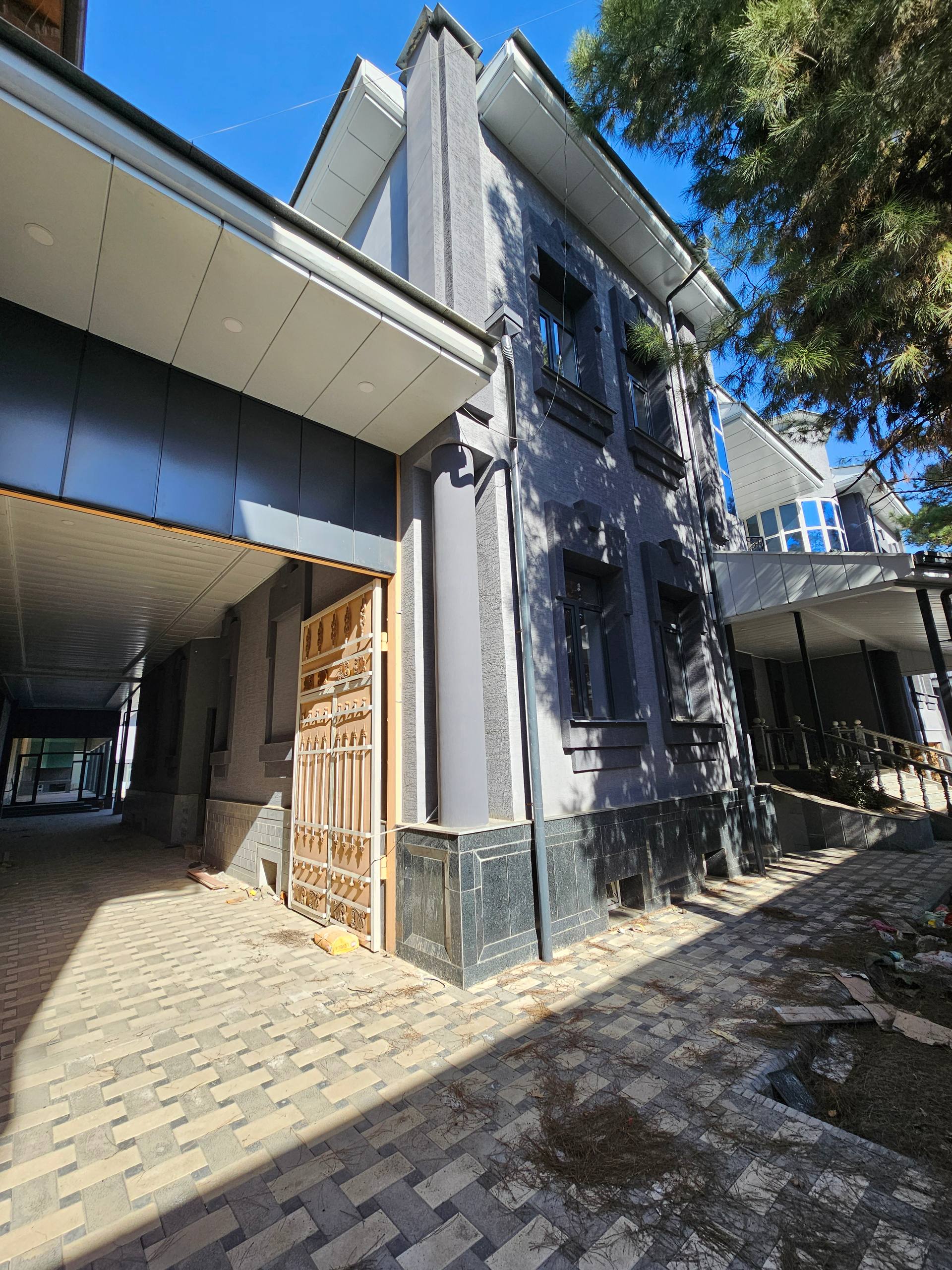 Коммерческая недвижимость в Алмазарском р-н 19 соток с застройкой 2300 м²