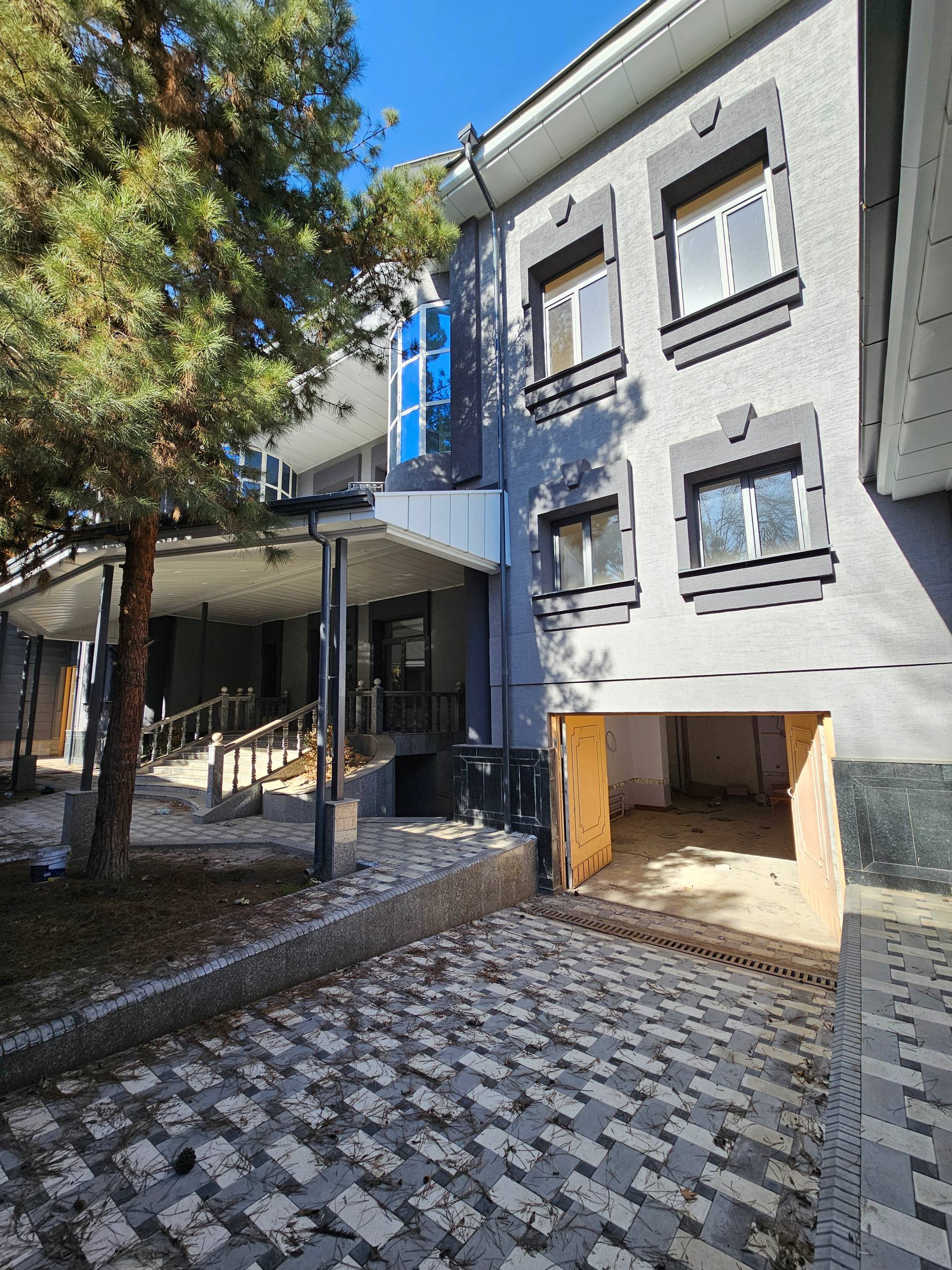 Коммерческая недвижимость в Алмазарском р-н 19 соток с застройкой 2300 м²